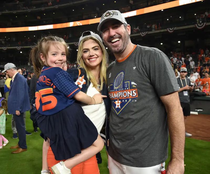 Kate-upton-and-husband-justin-verlander-celebrate-his-world-series-win-with-daughter-genevieve-04